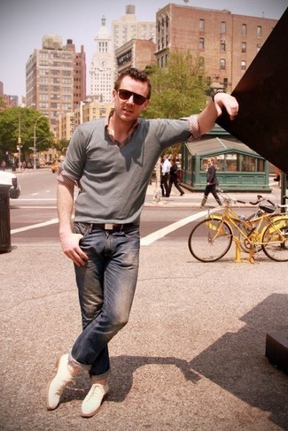 Какие джинсы носить с серым свитером с v-образным вырезом мужчине