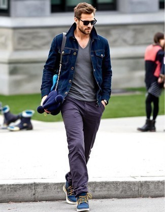 С чем носить серый свитер с v-образным вырезом мужчине