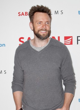 С чем носить серый свитер с v-образным вырезом мужчине