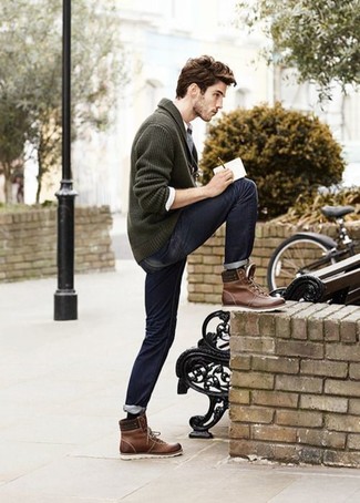 С чем носить серый свитер с v-образным вырезом мужчине