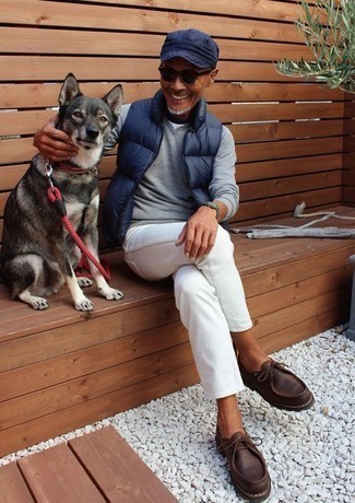 С чем носить серый свитер с v-образным вырезом мужчине