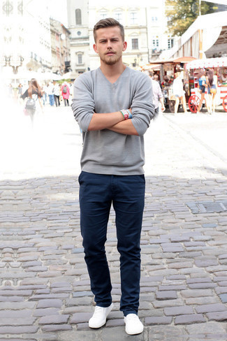 С чем носить серый свитер с v-образным вырезом мужчине