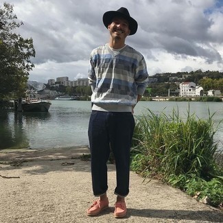 С чем носить серый свитер с v-образным вырезом мужчине