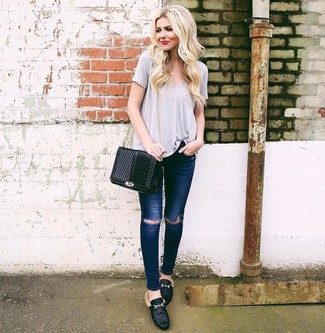 С чем носить серую футболку с v-образным вырезом женщине