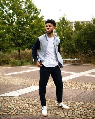 С чем носить серую университетскую куртку мужчине