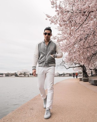 Как носить серую университетскую куртку с белыми джинсами мужчине