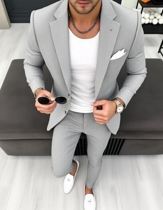 С чем носить серый пиджак в вертикальную полоску мужчине