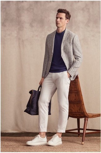 Как носить серый пиджак в вертикальную полоску с белыми брюками чинос