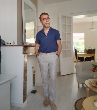 С чем носить серые льняные брюки чинос в вертикальную полоску