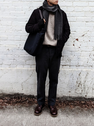 С чем носить серый шарф в вертикальную полоску мужчине