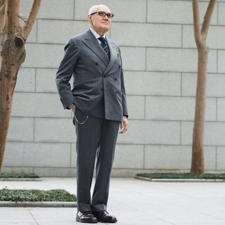 С чем носить серый костюм в вертикальную полоску