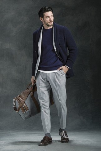 С чем носить серый костюм в вертикальную полоску