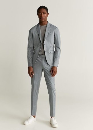С чем носить серый костюм в вертикальную полоску