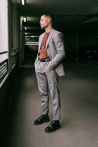 С чем носить серый костюм в вертикальную полоску
