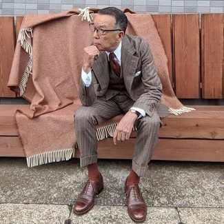 С чем носить серый костюм-тройку в вертикальную полоску