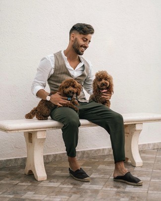 С чем носить серый жилет в вертикальную полоску