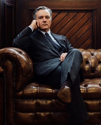 С чем носить серый шерстяной костюм в вертикальную полоску