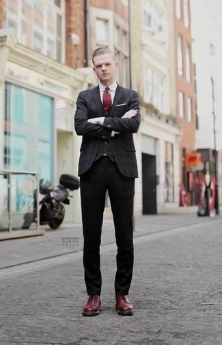 Как носить серый жилет с черными брюками чинос