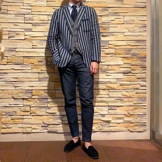 Как носить серый жилет с синими джинсами