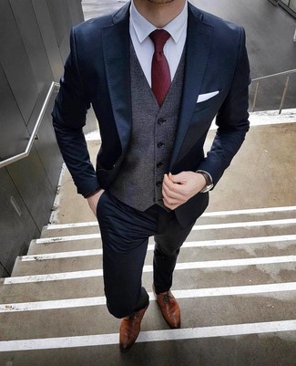 Как носить серый жилет с синим костюмом