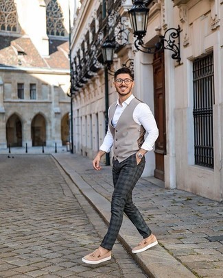 Как носить серый жилет с серыми брюками чинос