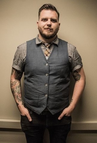 С чем носить серый жилет в стиле смарт-кэжуал