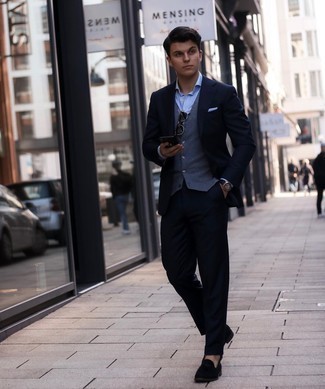 Какие костюмы носить с серым жилетом