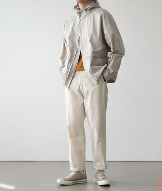 Какие брюки чинос носить с серой ветровкой