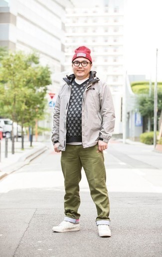 Какие низкие кеды носить с серой ветровкой мужчине