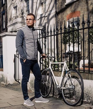 Как носить серую ветровку с темно-синими брюками чинос