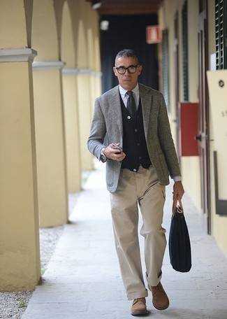 Как носить серый шерстяной пиджак с бежевыми брюками карго