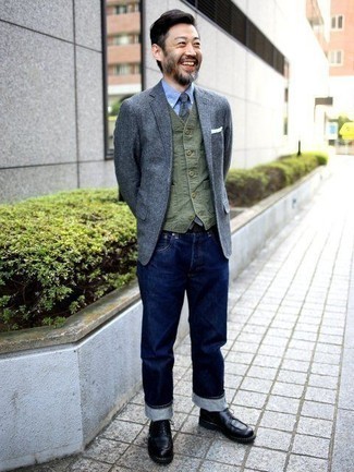 Как носить серый шерстяной пиджак с черными кожаными повседневными ботинками мужчине