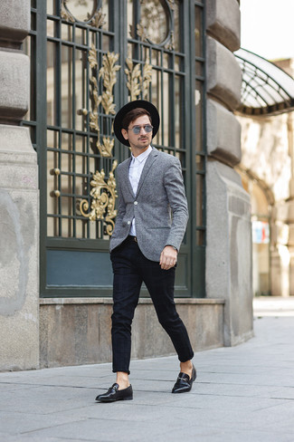 Как носить серый шерстяной пиджак с черными кожаными лоферами мужчине