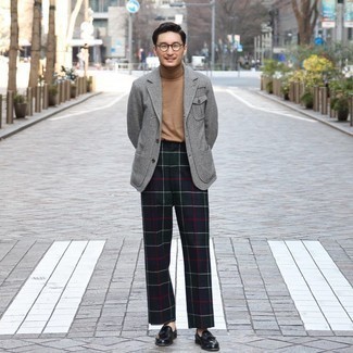 Как носить серый шерстяной пиджак с черными кожаными лоферами мужчине