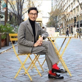 Как носить серый шерстяной пиджак с черными кожаными лоферами мужчине