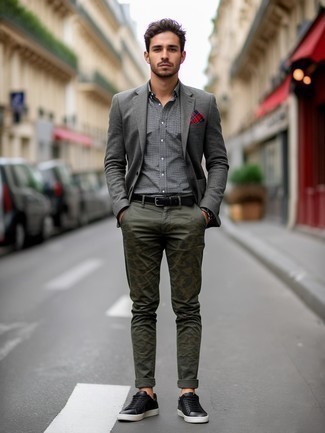 Как носить серый шерстяной пиджак с черными низкими кедами мужчине