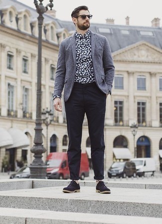 Как носить серый шерстяной пиджак с синими брюками чинос