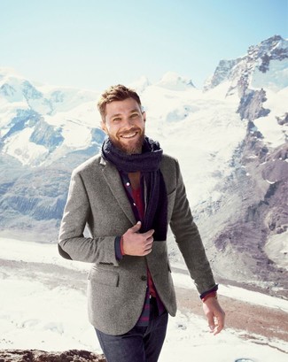 Как носить серый шерстяной пиджак с синими джинсами мужчине