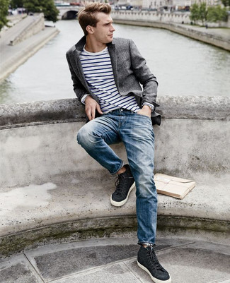 Как носить серый шерстяной пиджак с синими джинсами мужчине