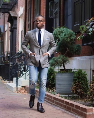 Как носить серый шерстяной пиджак с синими рваными джинсами мужчине