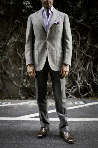 Как носить серый шерстяной пиджак с коричневыми кожаными ботинками дезертами