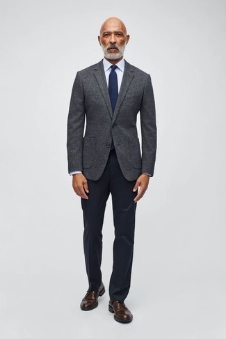 Как носить серый шерстяной пиджак с коричневыми кожаными ботинками дезертами