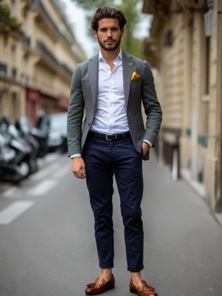 Как носить серый шерстяной пиджак с коричневыми кожаными лоферами мужчине