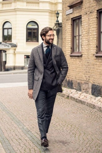 Как носить серый шерстяной пиджак с коричневыми кожаными лоферами мужчине