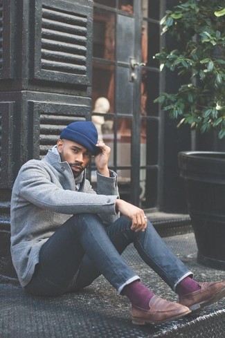 Как носить серый шерстяной пиджак с коричневыми кожаными лоферами мужчине