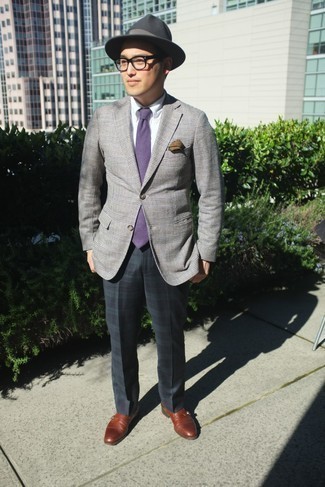 Как носить серый шерстяной пиджак с коричневыми кожаными монками