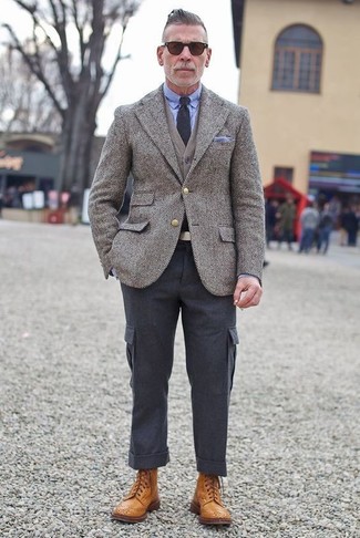 Как носить серый шерстяной пиджак с темно-серыми брюками карго