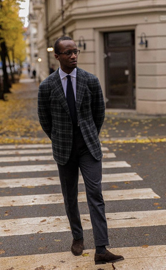 Как носить серый шерстяной пиджак с темно-коричневыми замшевыми лоферами мужчине