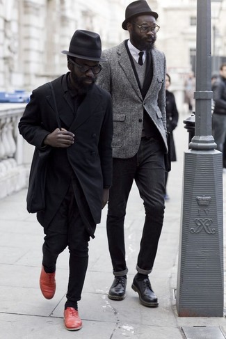 Как носить серый шерстяной пиджак с серым свитером с v-образным вырезом мужчине