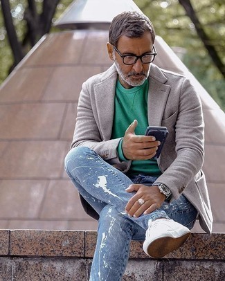 Как носить серый шерстяной пиджак с голубыми джинсами мужчине